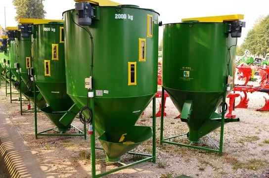 Смеситель сыпучих кормов  (1000 кг)	