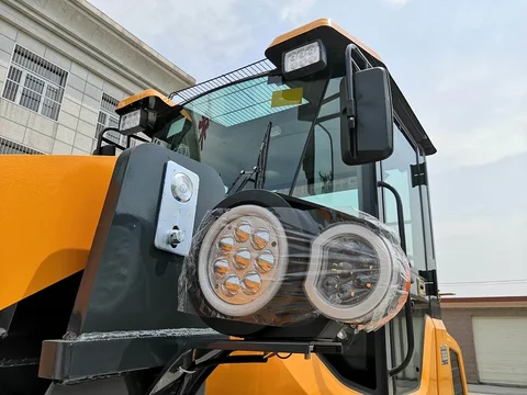 Колёсный фронтальный погрузчик Master WHL18 с ковшом 1,5 м³, высота выгрузки 3,9 м